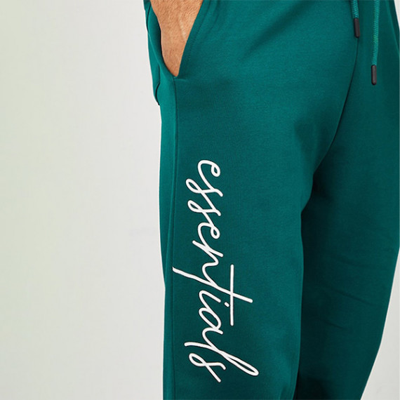 https://daiseyfashions.com/products/men-green-solid-relaxed-fit-cotton-joggers