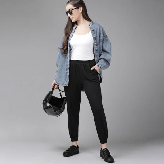 https://daiseyfashions.com/products/women-black-solid-straight-fit-cropped-joggers
