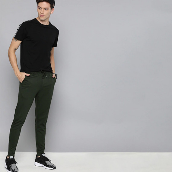 https://daiseyfashions.com/products/men-olive-green-straight-fit-solid-track-pants