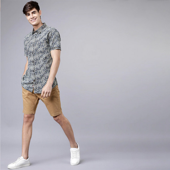 https://daiseyfashions.com/products/men-khaki-solid-slim-fit-regular-shorts