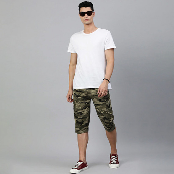 https://daiseyfashions.com/products/men-olive-green-beige-camouflage-printed-pure-cotton-34th-cargo-shorts