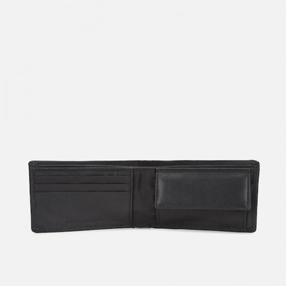 https://daiseyfashions.com/products/men-textured-two-fold-leather-wallet